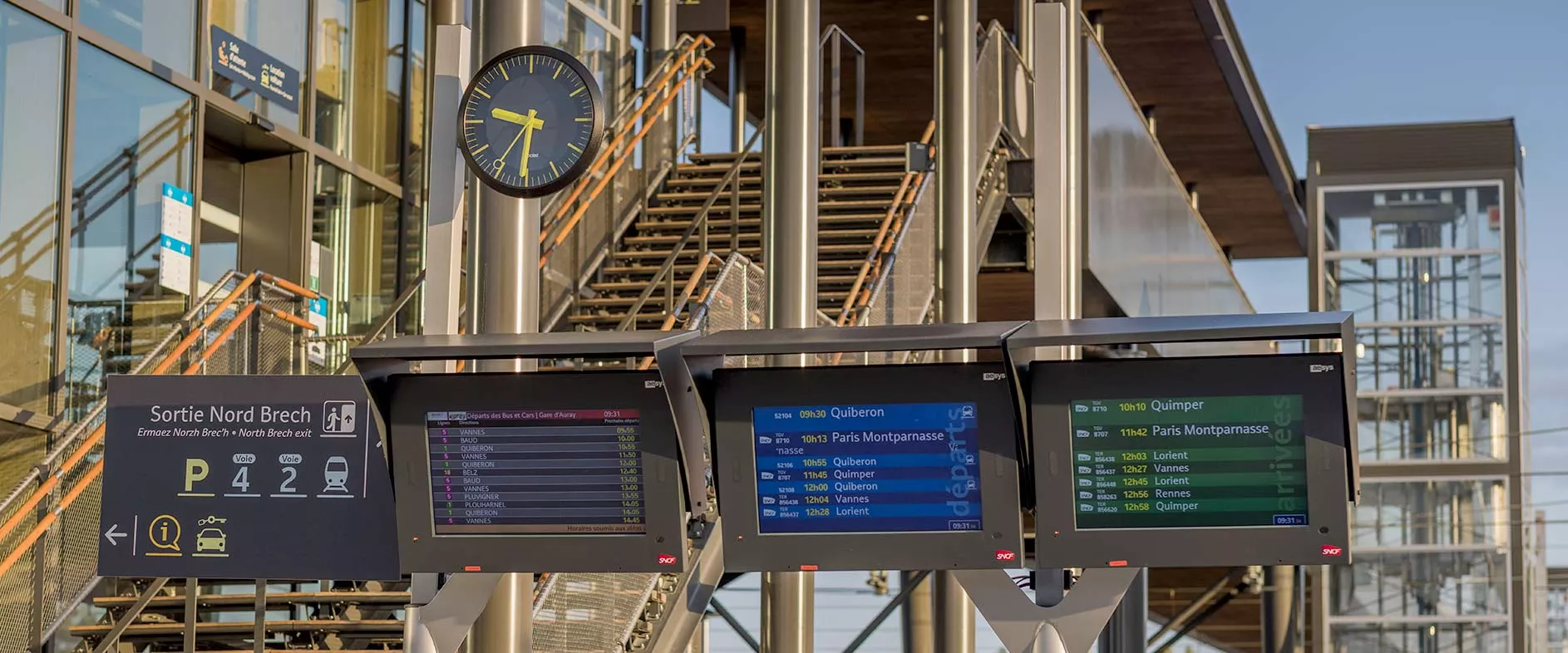 Écrans d'affichage SNCF des départs et arrivées de trains en temps réel en gare, avec horaires et destinations (Paris Montparnasse)