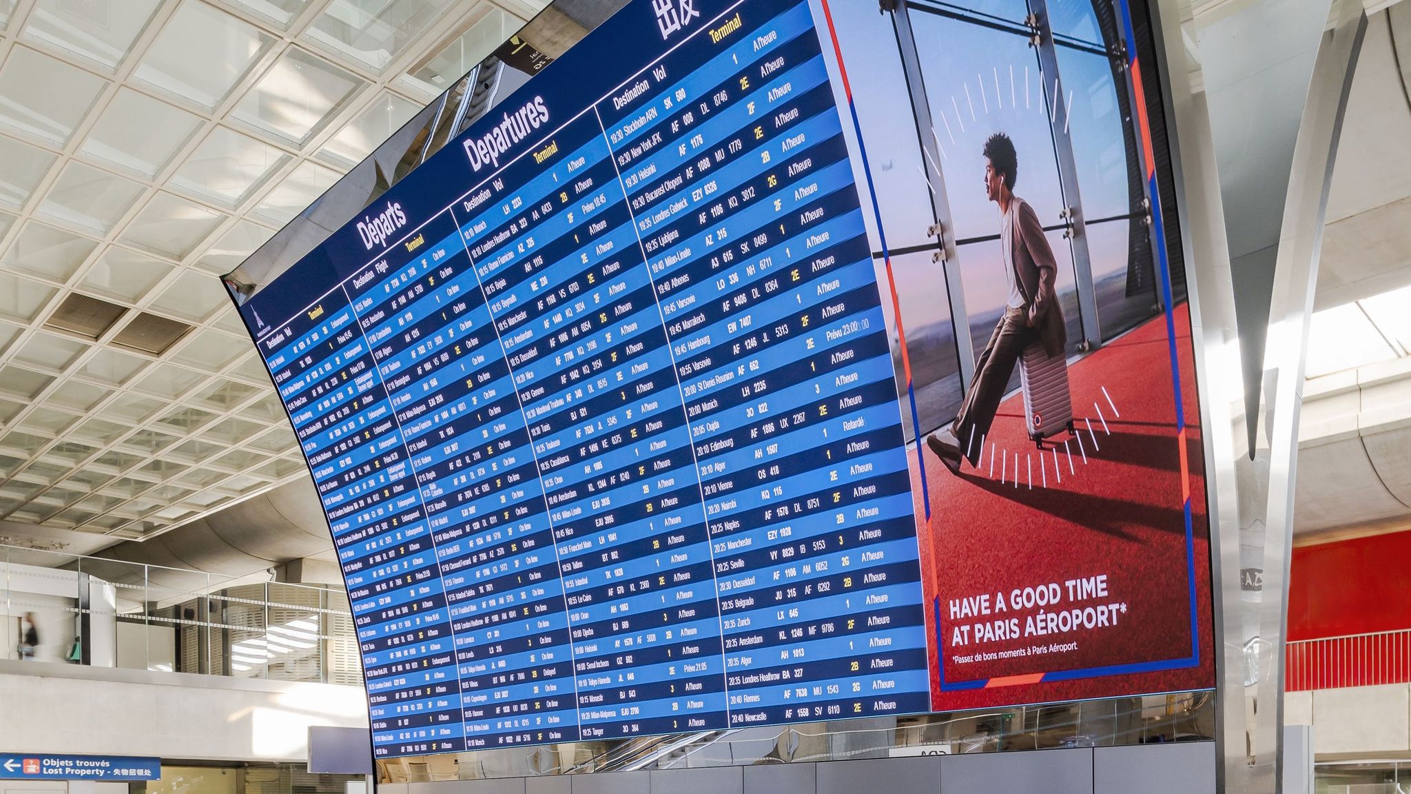 Panneau d'affichage des arrivées et départs de vols en temps réel dans les aéroports de France (Roissy-CDG, Orly, Nice, Lyon…)